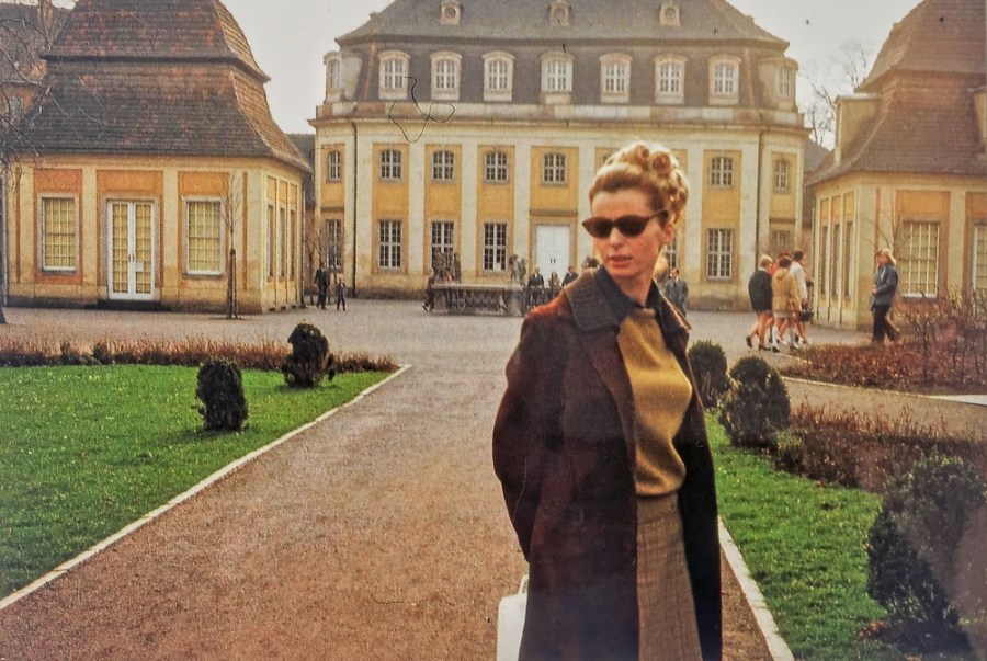 背景にはバードラオホシュタットの湯治場・前は昭和45年（1970年）代の女性のファッション