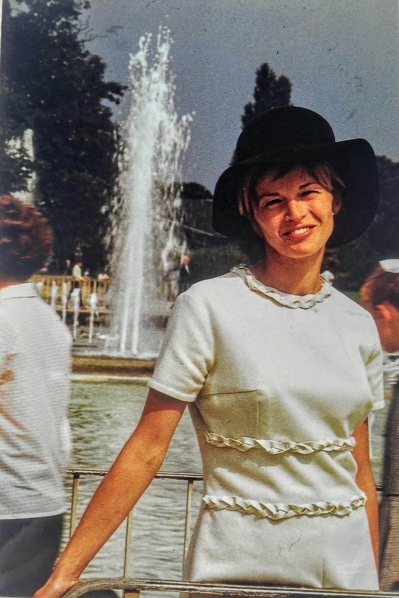 背景にはバードラオホシュタットの噴水・前は昭和45年（1970年）代の女性のファッション