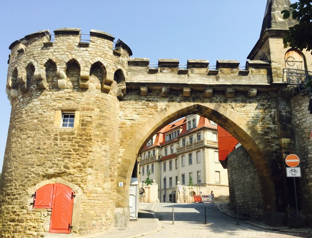 メルゼーブルグ城、城壁と門