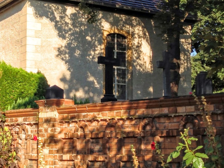 ディスカウ村の教会 城のすぐ近くにあります