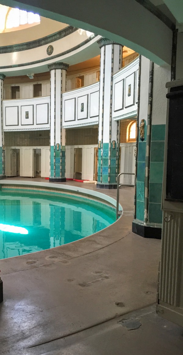 ハレザーレの公衆浴場の女性用プール