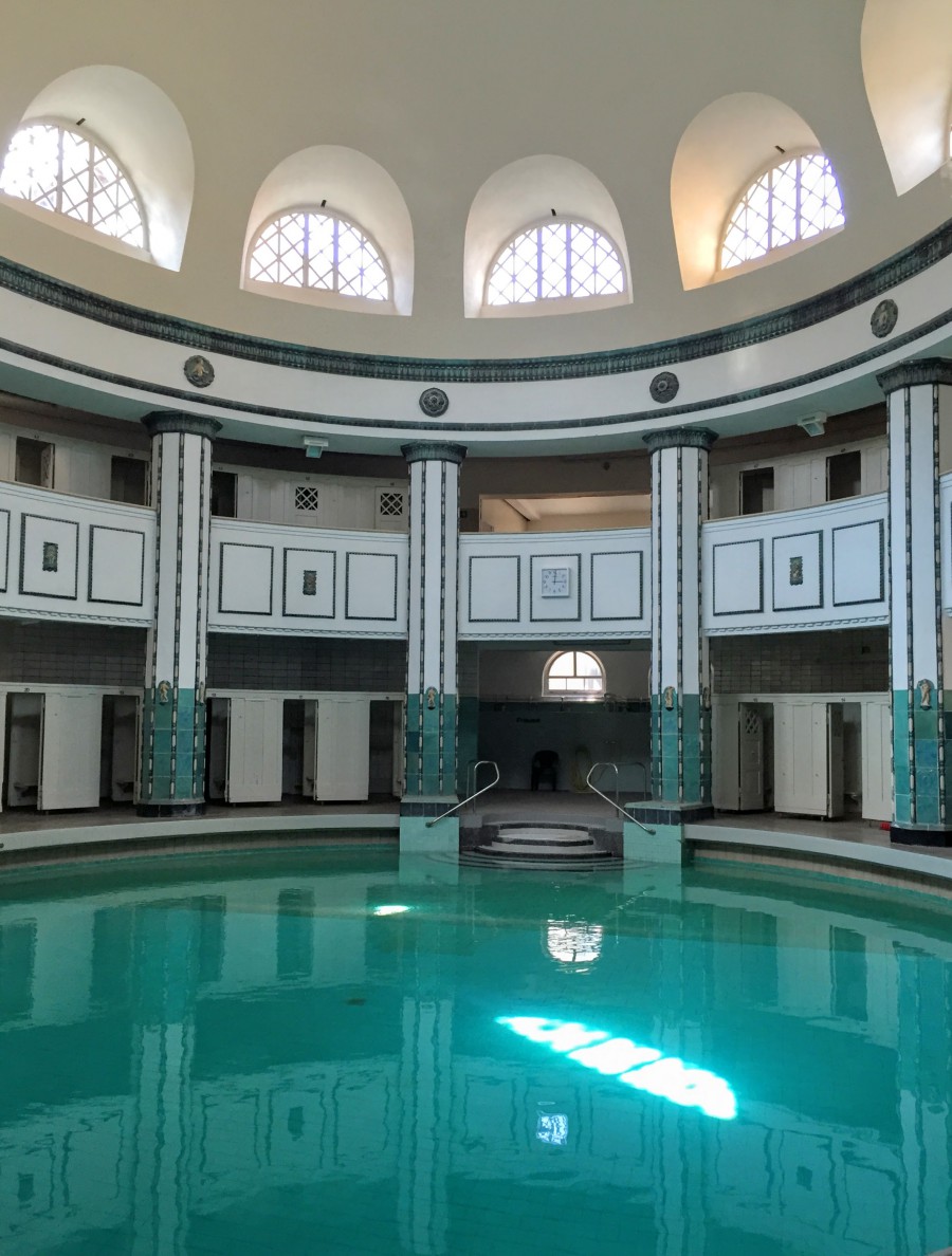 ハレザーレの公衆浴場の女性用プール