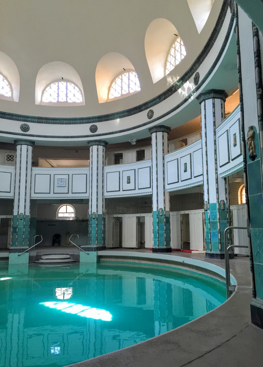 ハレザーレの公衆浴場の女性用プール