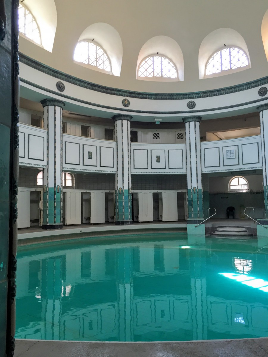 ハレザーレの公衆浴場の女性用プール