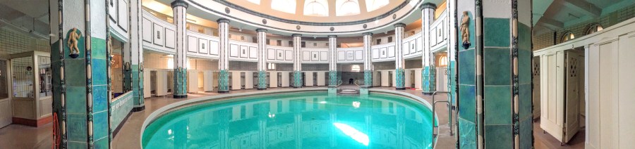 ハレ（ザーレ）の公衆浴場は1913年から1915年二年間で建てられた。女性のプール