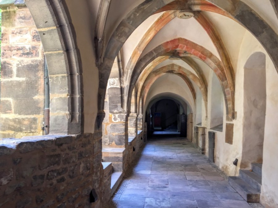 メルゼブルク大聖堂の回廊、中庭の周囲に巡らされている，長くて屈折した歩廊。