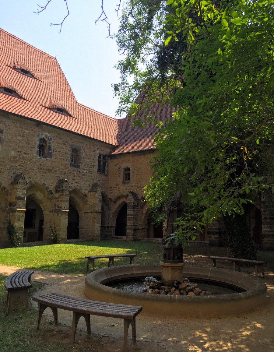 メルゼブルク大聖堂の回廊、中庭の周囲に巡らされている，長くて屈折した歩廊。