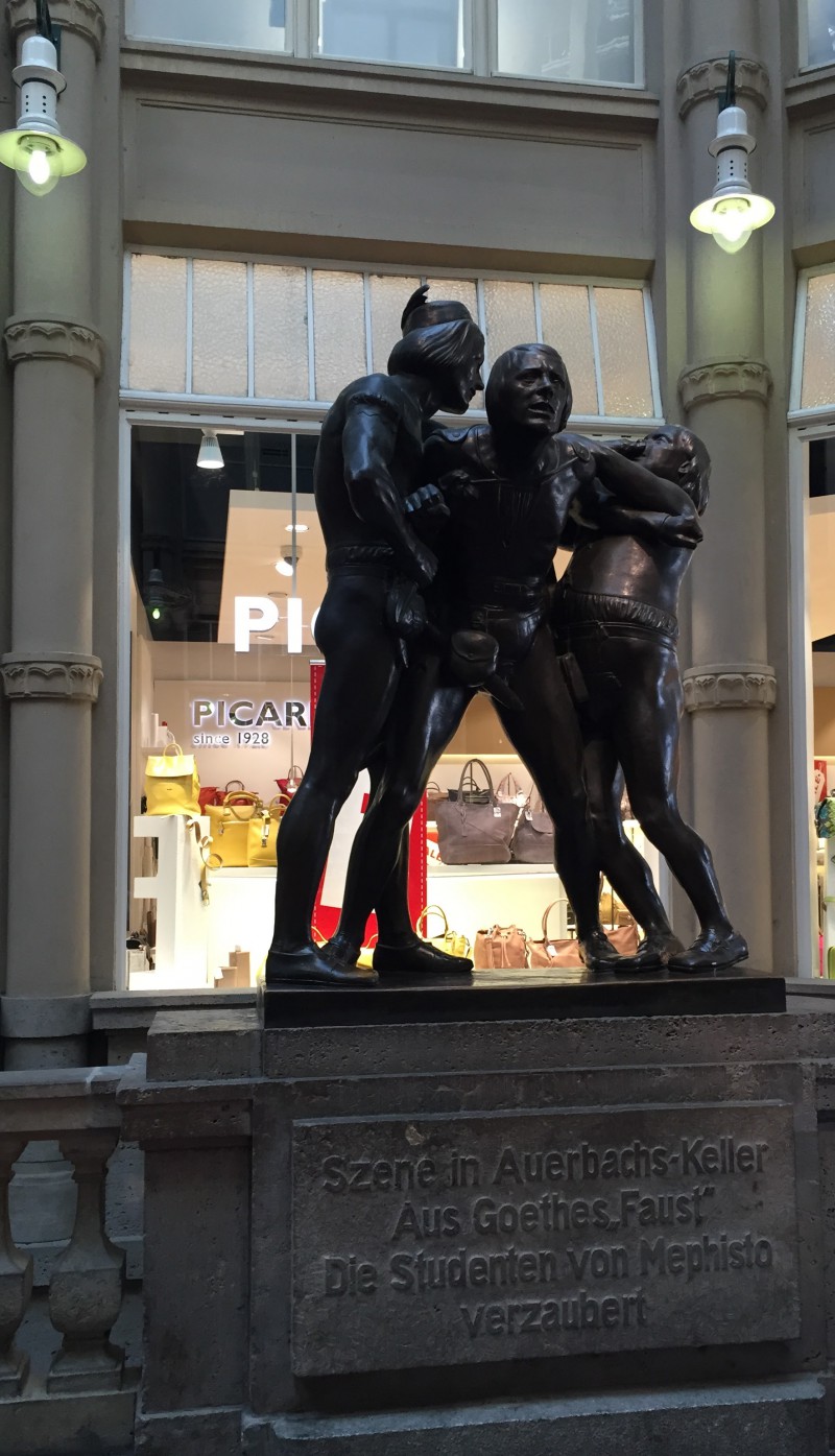 メーデラーパッサージュにある彫像。 ゲーテの文学作品の主人公となるDoktor Faust　ファウスト博士Auerbach飲み屋の場面。