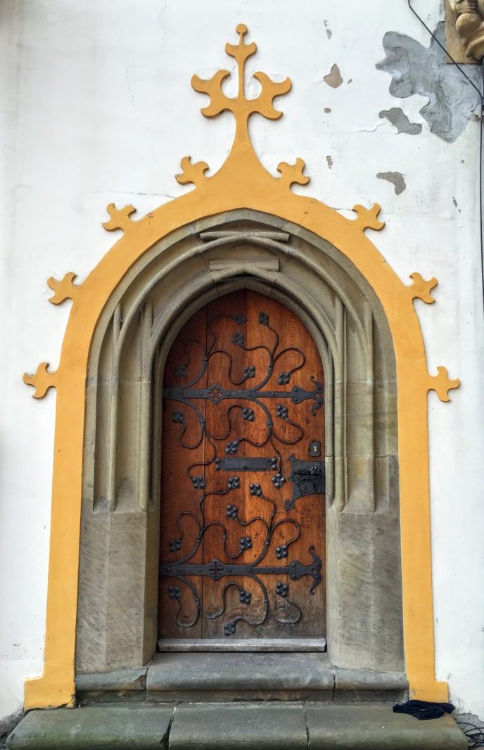 城の中庭に隣接している建物の戸