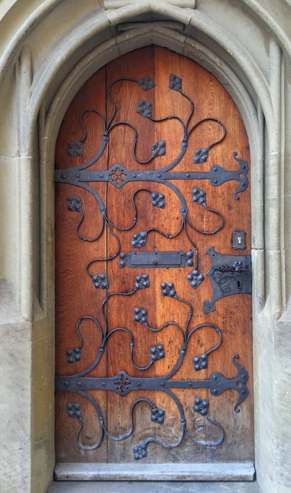 城の中庭に隣接している建物の戸