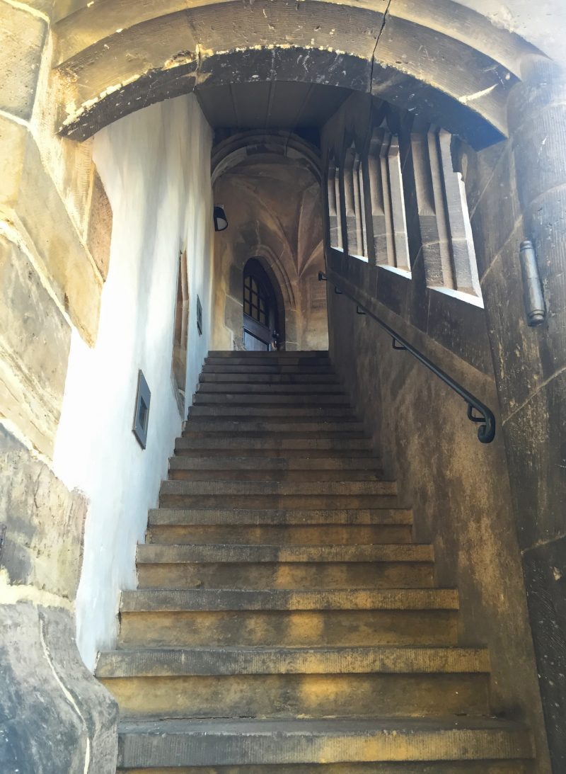 城の中庭に隣接している建物の古い階段