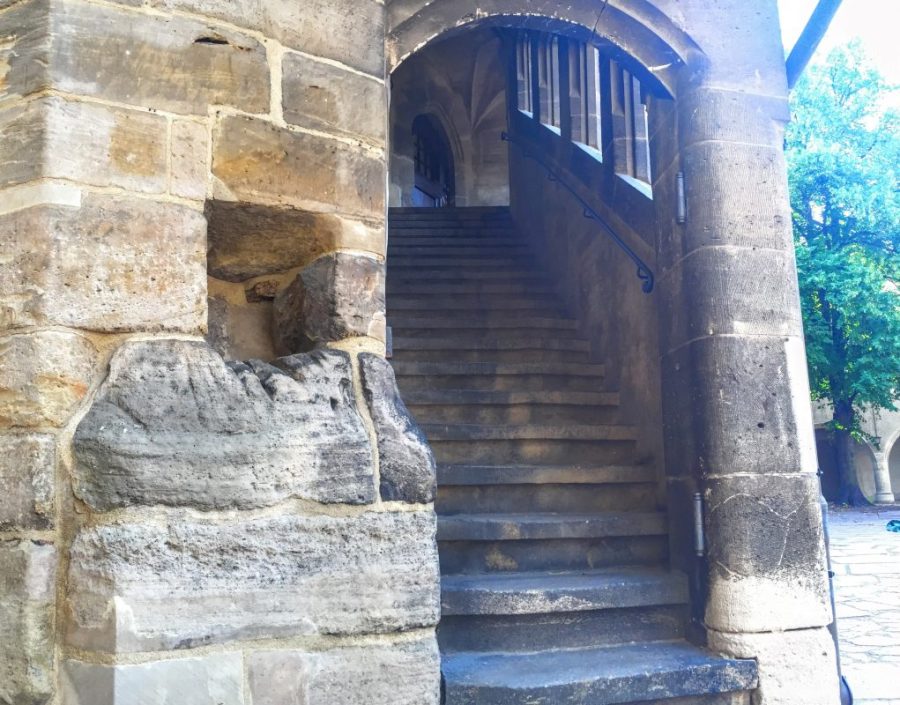 城の中庭に隣接している建物の古い階段