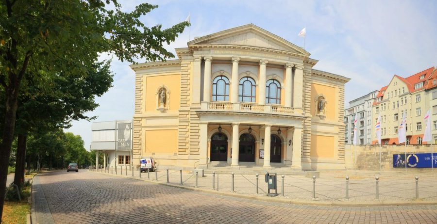 ハレ（ザーレ）オペラハウス 1945寝の三月に空車のために破壊された、1951年再びに落成式が行われた