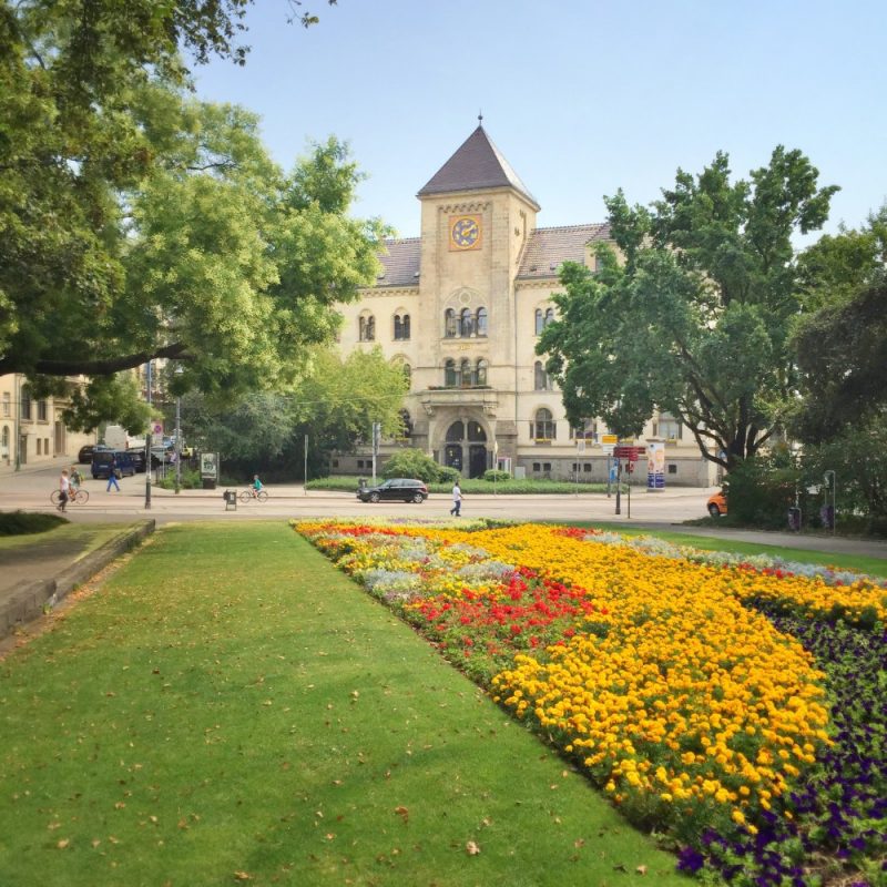 Joliot-Curie-Platz広場 南の方には古い郵便局のビルがあります