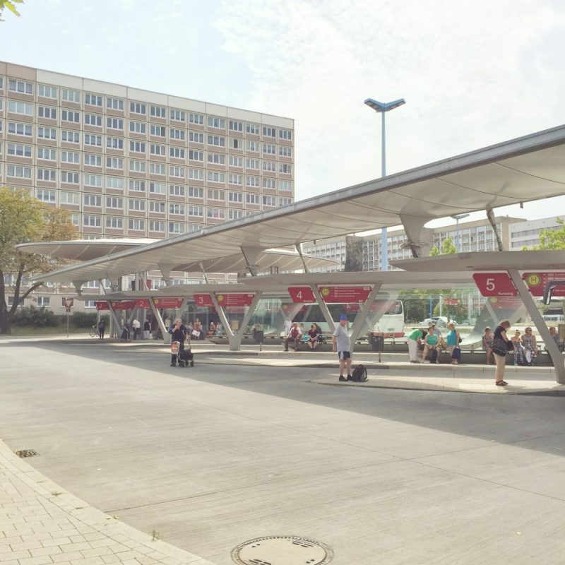 ハレ（ザーレ）中央駅にすぐそばにあるバスターミナル