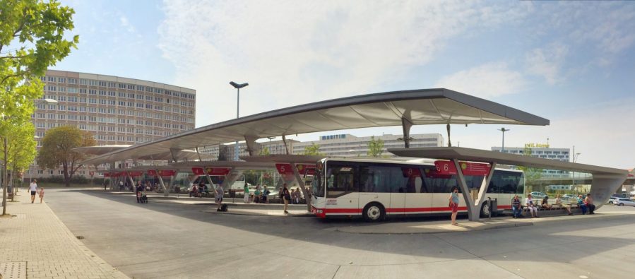 ハレ（ザーレ）中央駅にすぐそばにあるバスターミナル