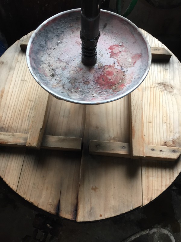 Kessel wird verschlossen und der Zucker und die Azuki Bohnen aufgekocht.