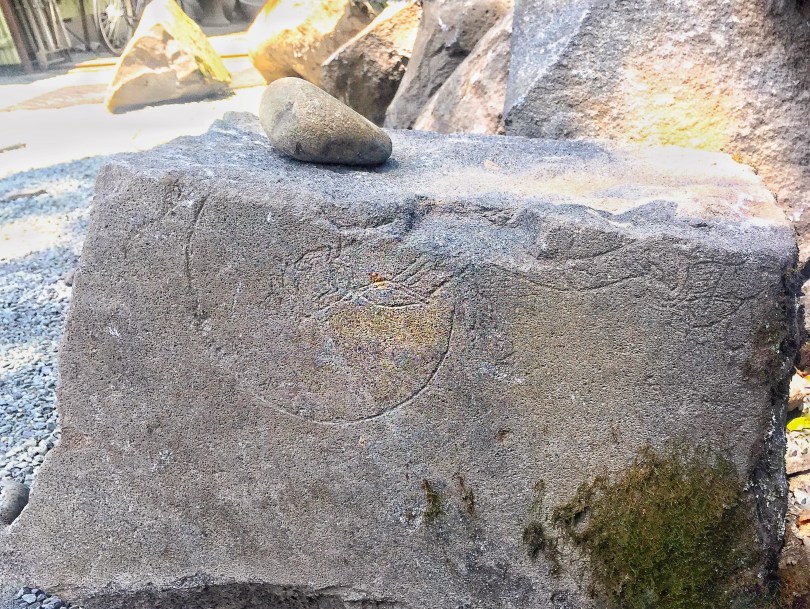 石垣のひとつに観音様が刻まれて