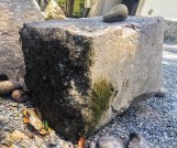 Abbild der Gottheit Kannon auf einem Stein der Mauer die den Katō Shrine umschließt.