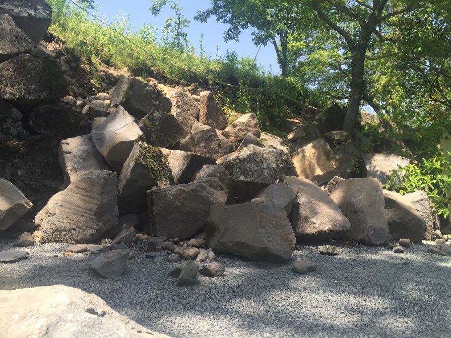 境内に落ちた石垣