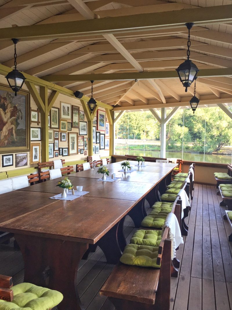 レストランとビャガーデンKrug Zum Grünen Kranze